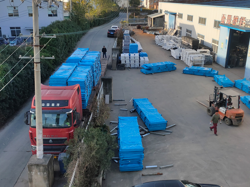 2024年11月28日鋅鋼陽(yáng)臺(tái)護(hù)欄裝車(chē)發(fā)貨！