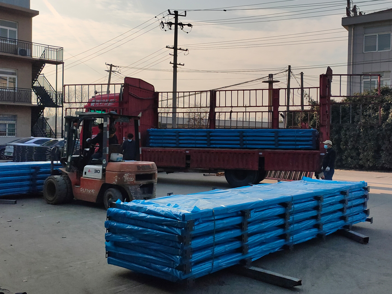 2024年12月28日鋅鋼陽臺(tái)欄桿裝車發(fā)貨！