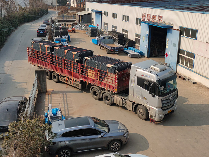 2025年2月25日鋅鋼圍墻護欄裝車發貨！