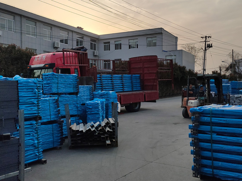 2025年3月25日鋅鋼護(hù)窗欄桿裝車發(fā)貨！